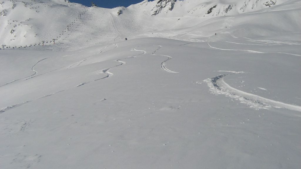 Vier mannen gewond in Oostenrijk na crash met opblaasboot op rode piste