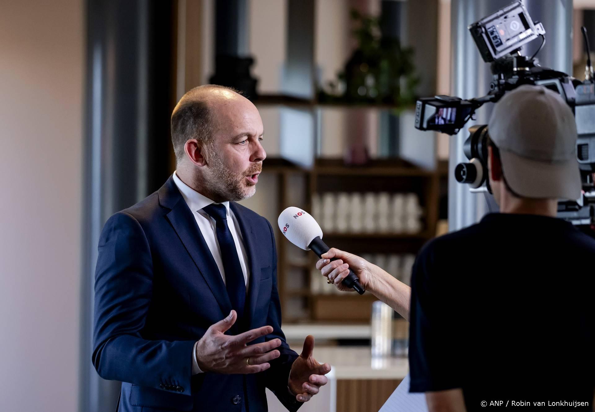 Van den Brink roept nog eens 14 weigergemeenten op het matje