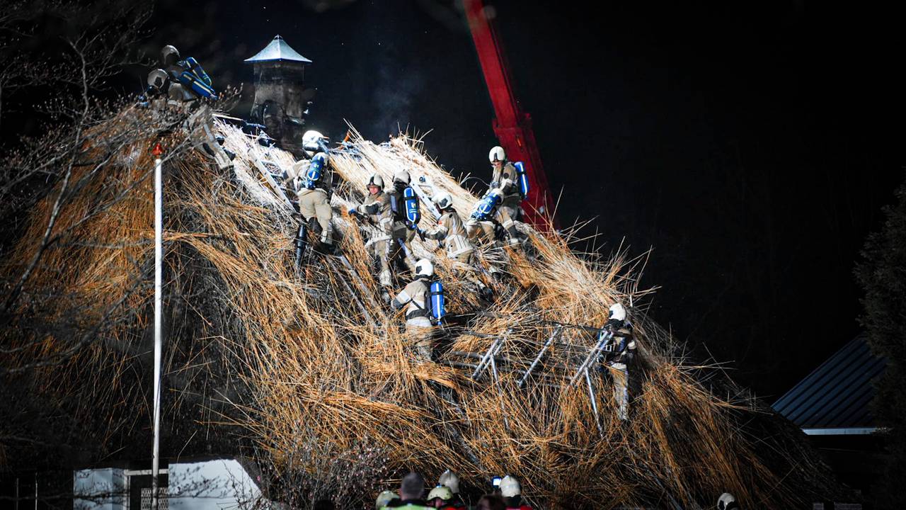 Brand in boerderij met rieten dak