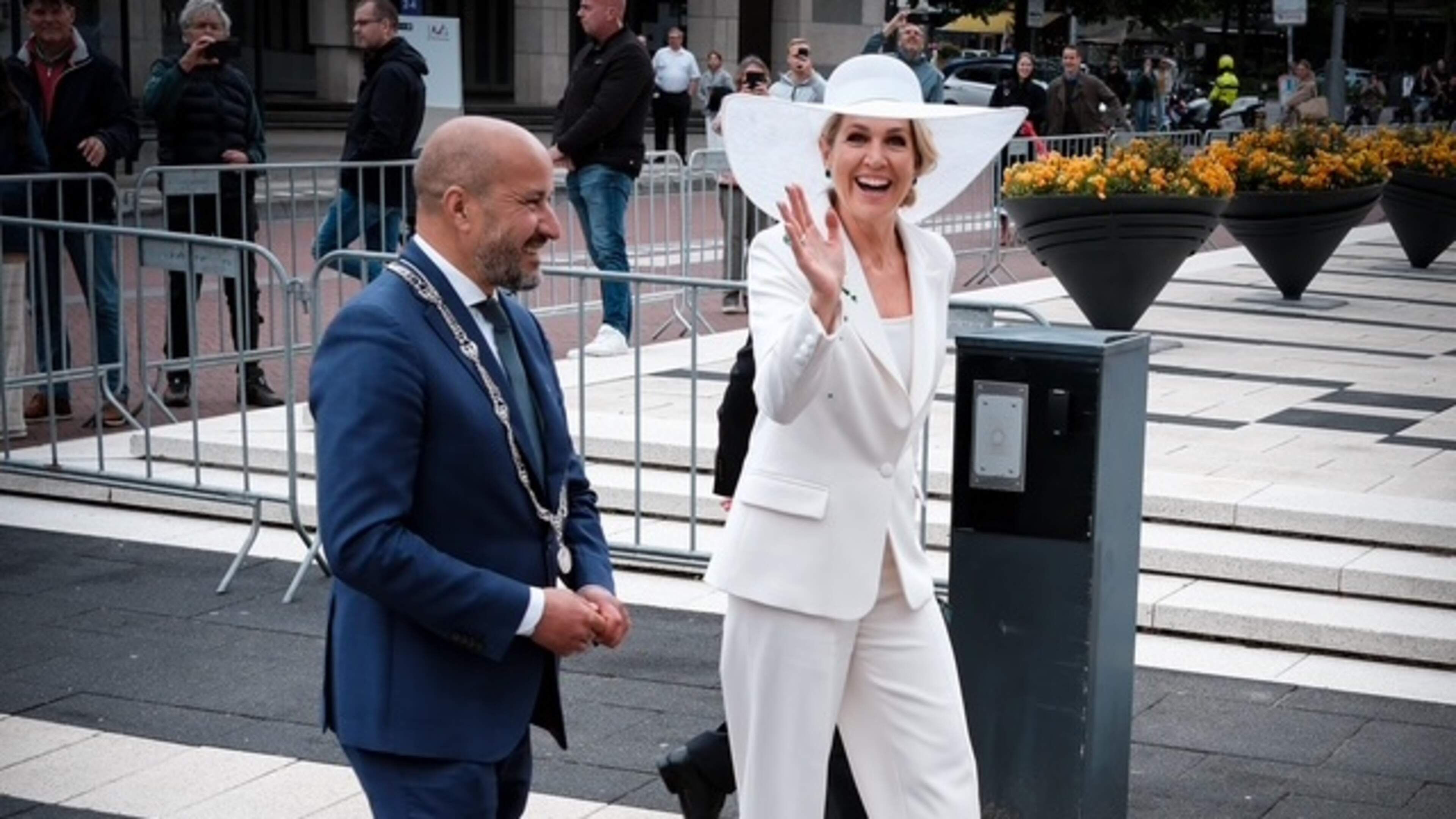 Máxima trekt Cannes-look uit de kast voor Arnhem: ’Die is nog groter dan mijn hoed’