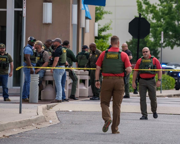 At least one dead and five people injured in Louisiana mall shooting, police say