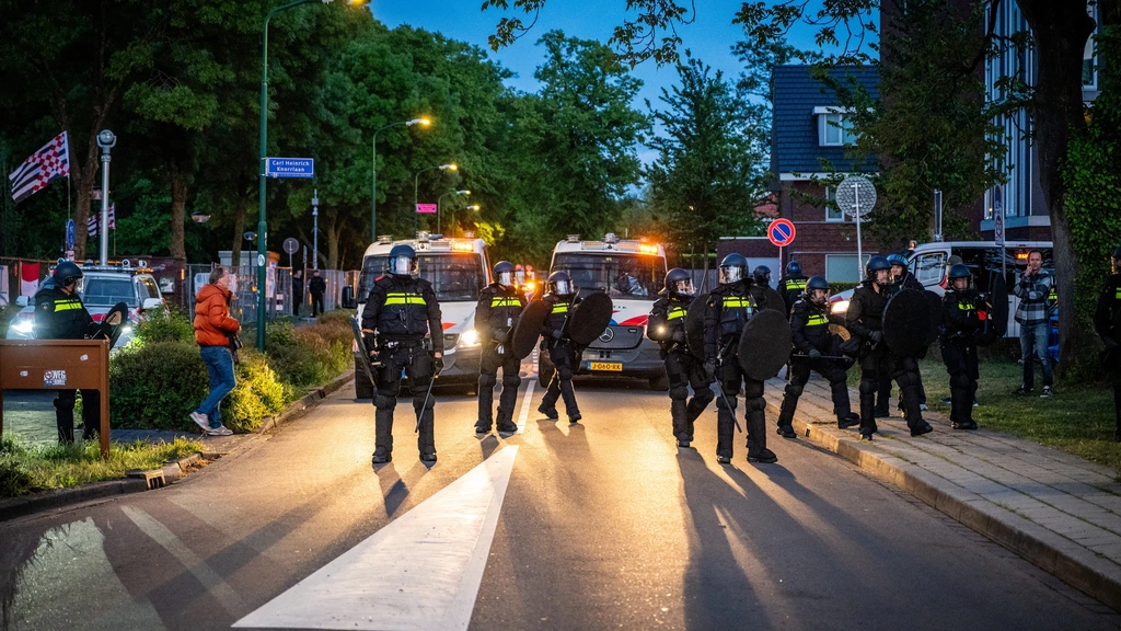 Vier aanhoudingen en waterkanon ingezet bij protest noodopvang Loosdrecht