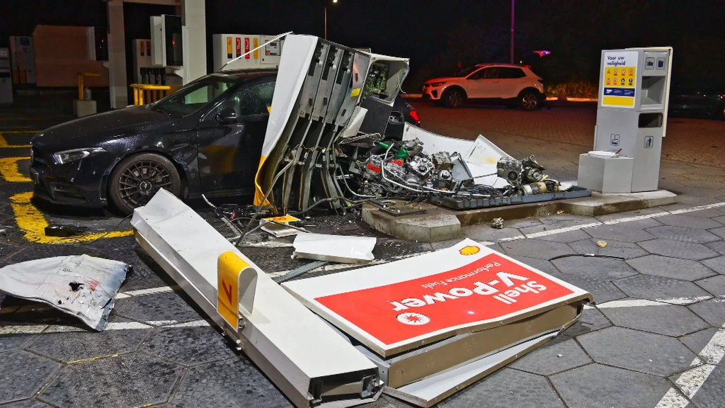 Automobilist ramt onder invloed tankstation langs A58 bij Etten-Leur, veel schade
