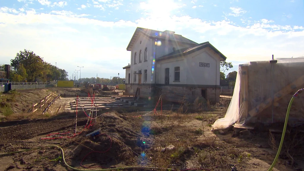 Megaoperatie in Vught: monumentaal stationsgebouw wordt opgetild en verplaatst