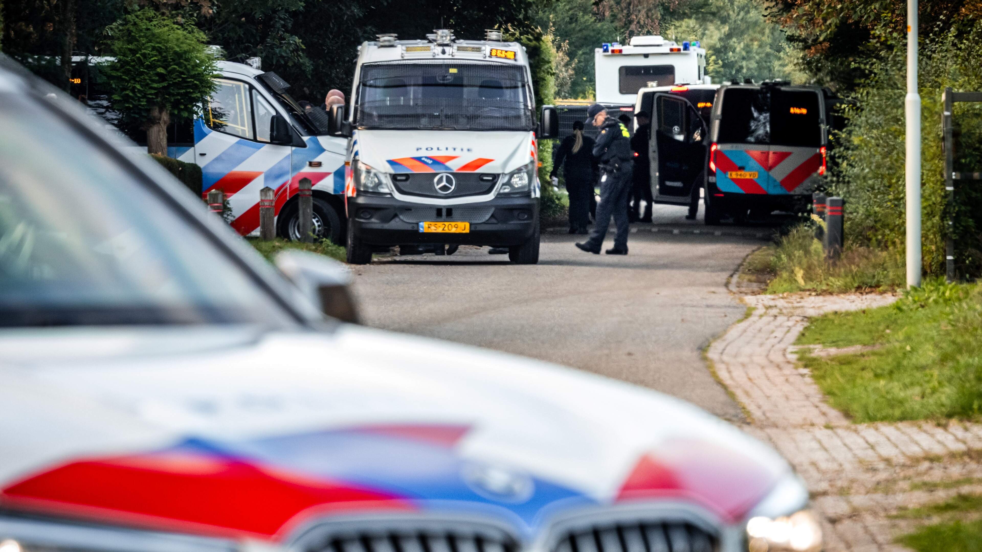 LIVE | Eén in Overasselt gewond geraakte agent weer thuis, andere agent van ic af