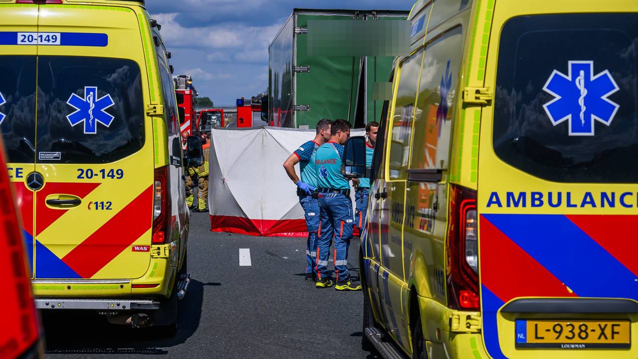 Bestuurder (28) van bestelbus overleden bij ongeluk met vrachtwagen op A17