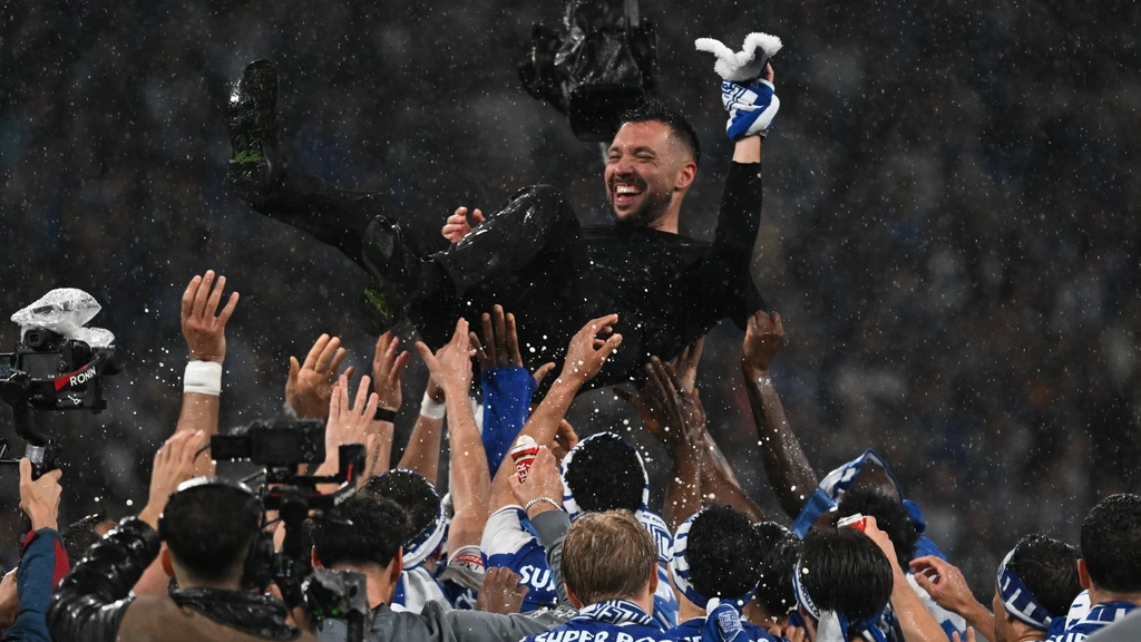 Farioli jaar na deceptie kampioen met FC Porto: 'Deze prijs ook voor Ajax'