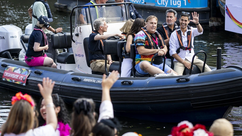 Drukte bij Amsterdamse grachten voor Canal Parade, eerste boten vertrokken