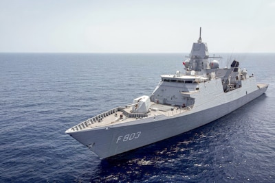 Iran komt dreigement na: Amerikaans marineschip in Straat van Hormuz aangevallen