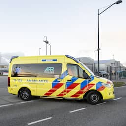 Ambulancemedewerker gewond na botsing tijdens vervoer patiënt met sirene