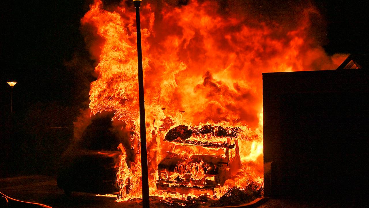 Camper en vrachtwagen door brand verwoest in Valkenswaard