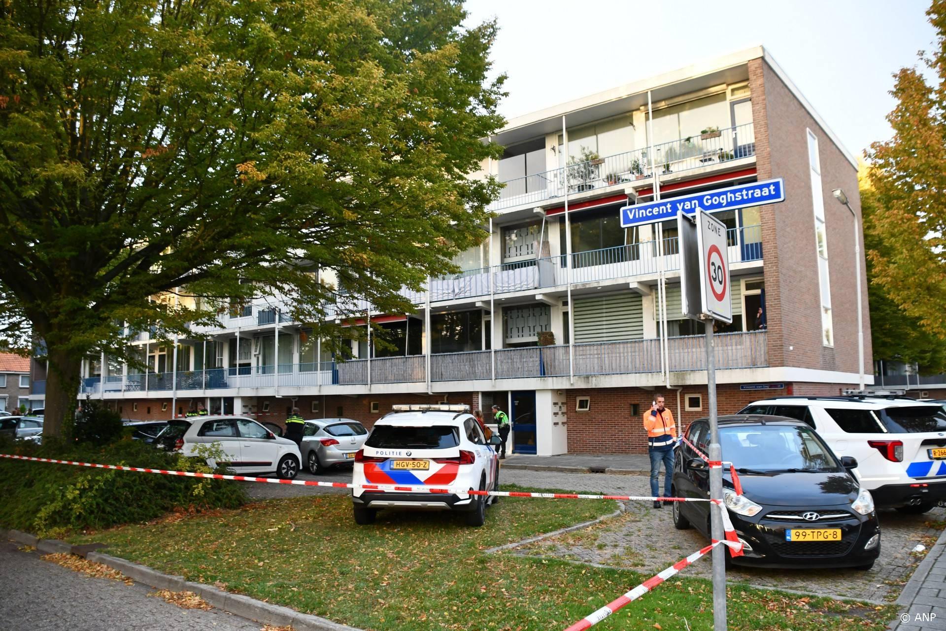 Bloemen en knuffels bij woning in Terneuzen waar moeder en kind overleden gevonden werden