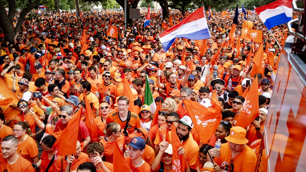 Houston, we have a fanwalk: duizenden lopen mars voor Nederland-Zweden