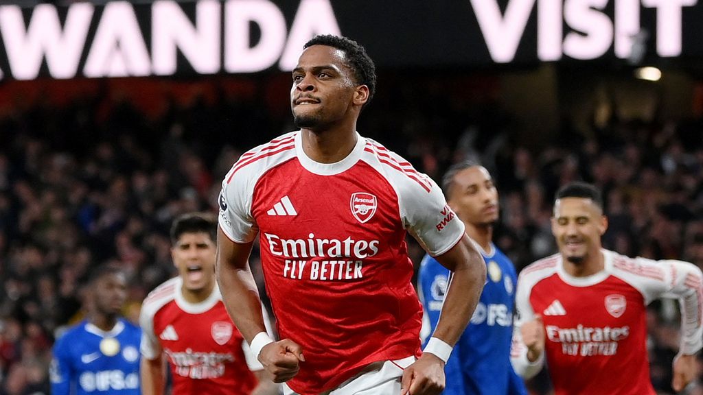 Timber maakt winnende doelpunt Arsenal tegen Chelsea, United verovert derde plek