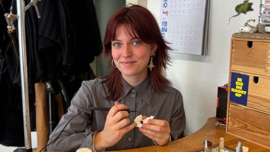 Kika (24) maakte opvallend gezichtssieraad voor bekende zangeres Maan: 'Sprak niet iedereen aan'