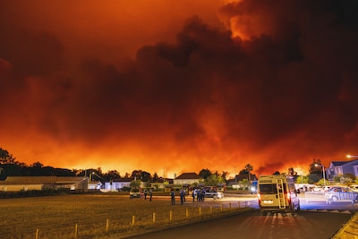 Vuurrode lucht in Frankrijk, bosbrand rukt op richting Bordeaux: ‘Vermijd het departement volledig’