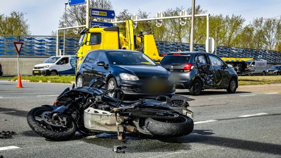 Motorrijder en automobilist botsen op Zuilense Ring: 1 persoon gewond