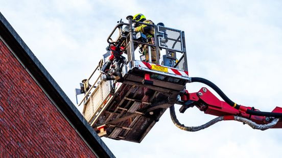 Uitslaande brand op zolder, huis onbewoonbaar