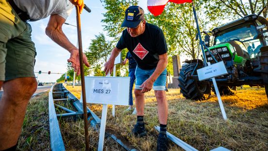 Tientallen boeren houden uitvaartdienst pal naast provinciale weg