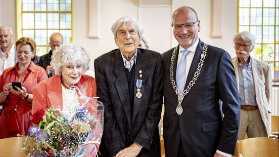 Koninklijke onderscheiding voor Roland de Groot (86), decorontwerper van Pipo en het Songfestival