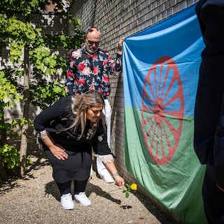 Vermoorde Roma en Sinti voor het eerst herdacht in Amsterdam: ‘We willen deze verhalen zo graag doorgeven’