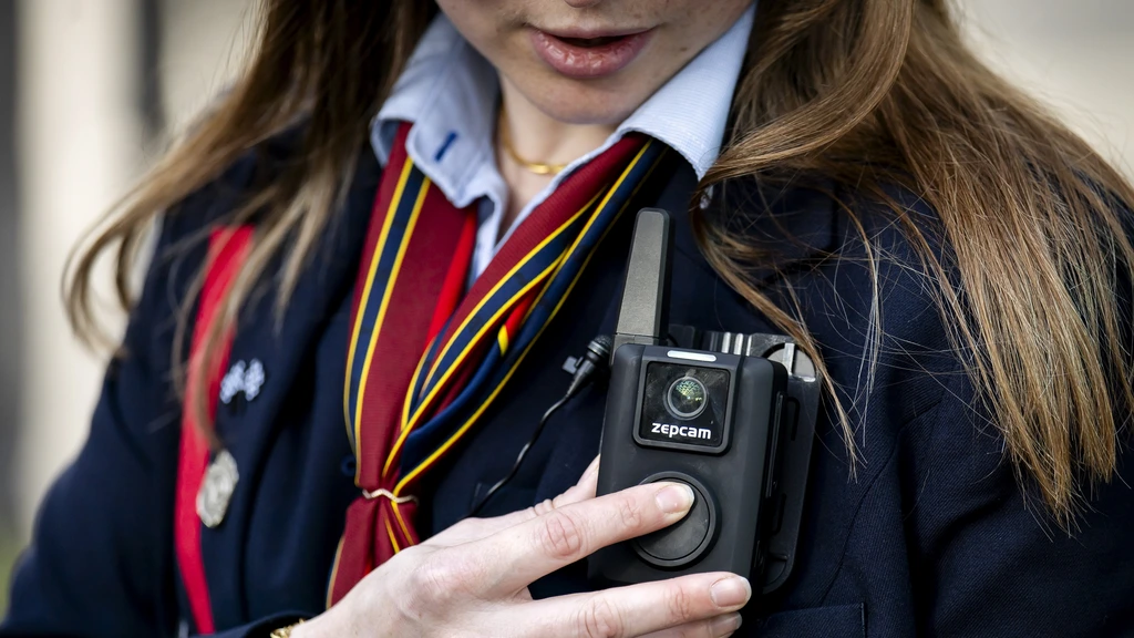 Eerste NS-conducteurs met bodycams in de trein om agressie tegen te gaan