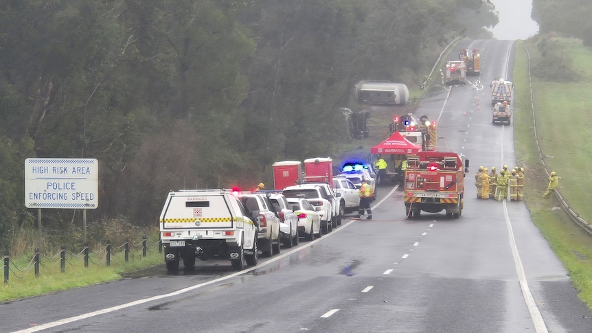 Man dies in fuel tanker rollover on freeway east of Melbourne