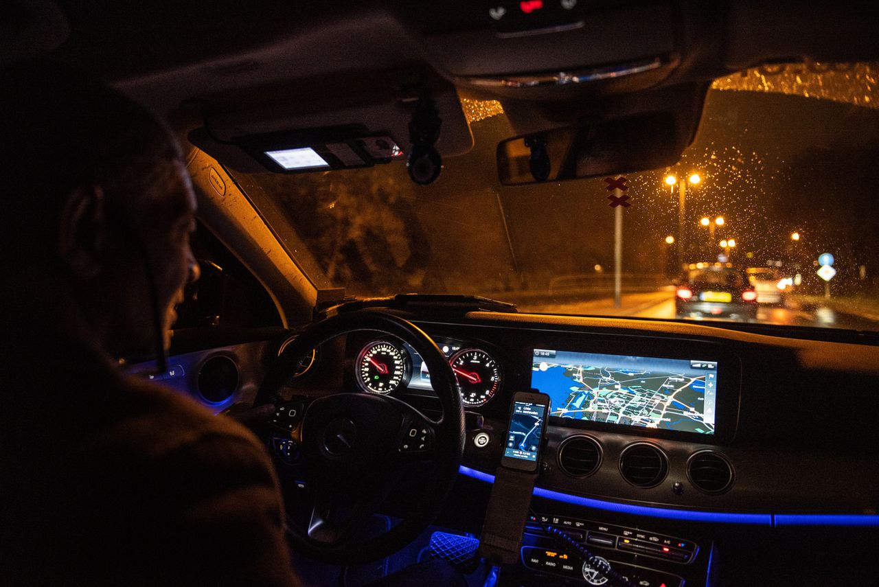 Taxichauffeurs Uber slepen hun bedrijf voor de rechter om ondoorzichtig AI-model