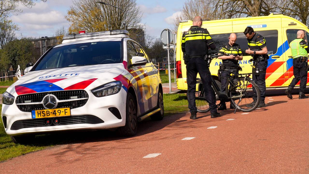 Twee fietsers botsen in Helmond, een van hen ernstig gewond