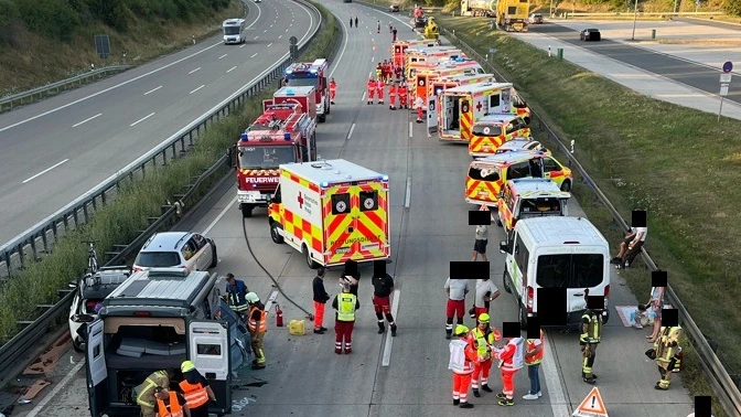 Bestuurder van camper ziet file over het hoofd: 34 gewonden op Duitse snelweg