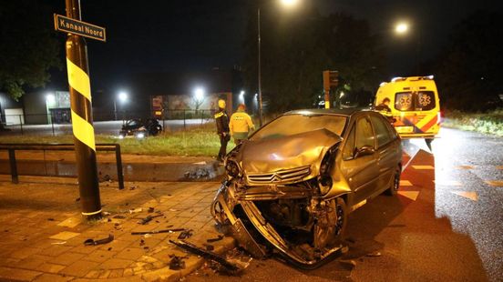 Gewonden bij aanrijding • auto knalt op boom