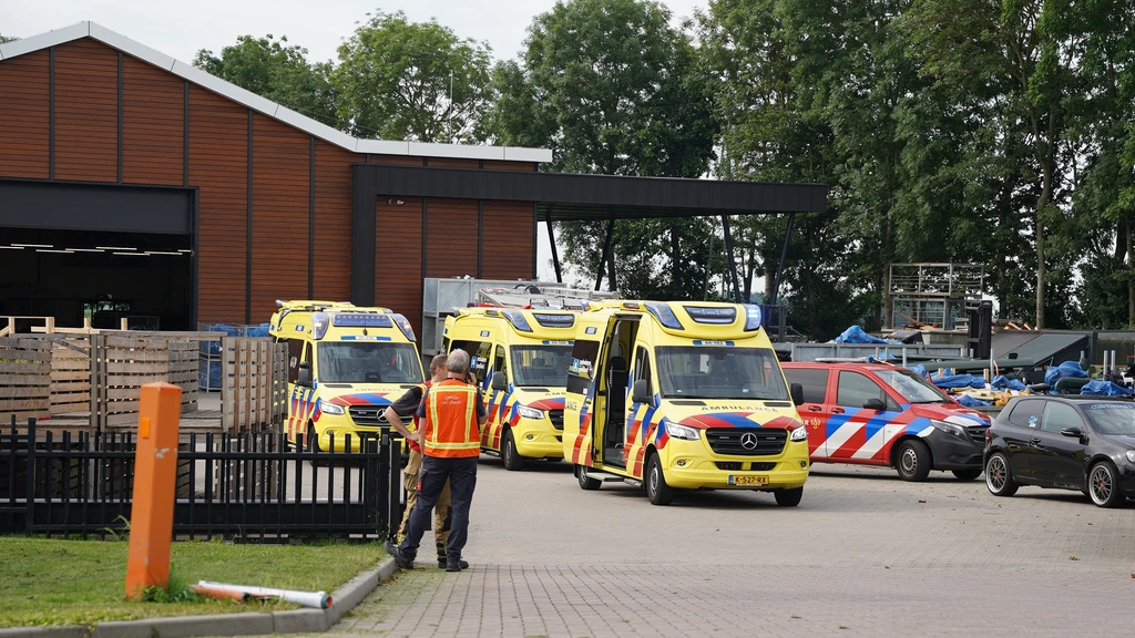 Giftig lek bij bedrijf Genemuiden: medewerkers en brandweerman naar ziekenhuis