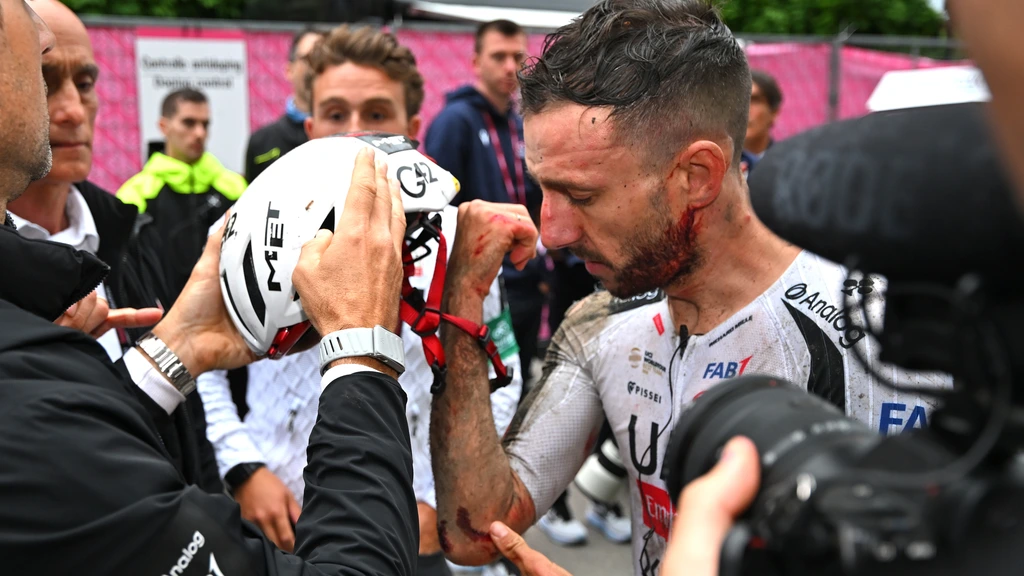 Geschrokken reacties na vangrail-crash Giro: 'Wisten dat wegen gevaarlijk waren'