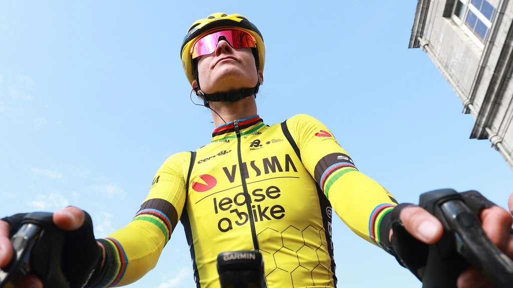 Vos verlaat Vuelta Femenina met gebroken sleutelbeen na val in openingsrit