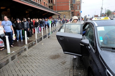 Taxichauffeur weigert rit, volgende rekent woekerprijs: kabinet onderzoekt sluwe ‘handremmethode’