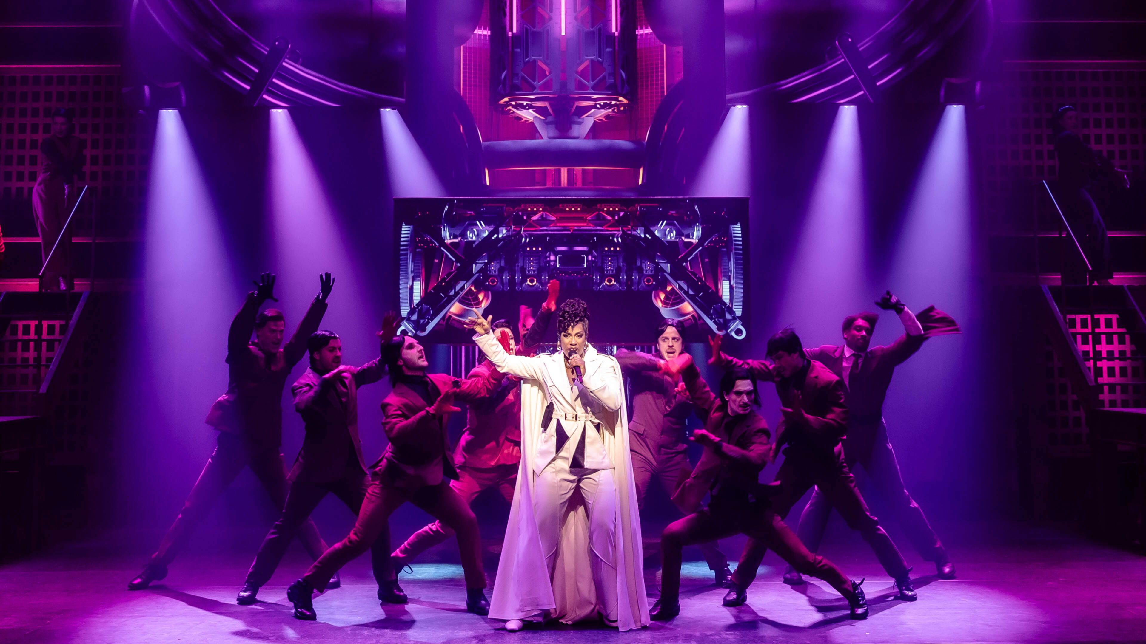 Dialogen in Queen-musical zijn soms infantiel, toch is het een prettige mix tussen een rockconcert en musical