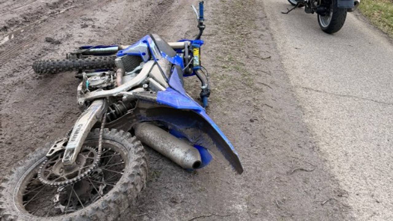 Jongeren op motoren en scooters veroorzaken overlast, een rijdt in op agent