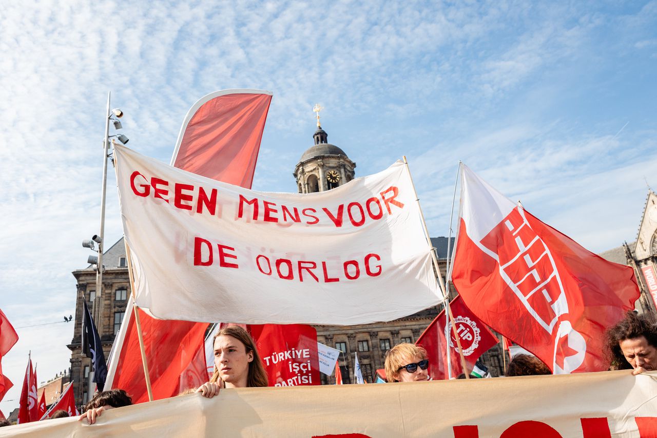 ‘Wat er nu gebeurt, werkt averechts’: bont gezelschap van jongeren, pacifisten en critici betoogt op de Dam voor vrede