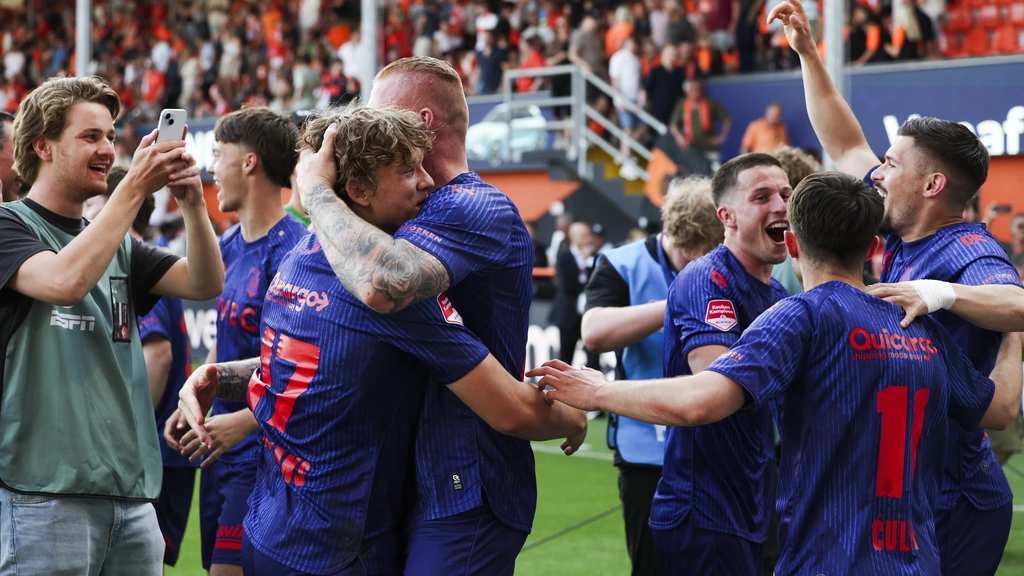 Willem II wint na strafschoppen van FC Volendam en keert terug in eredivisie