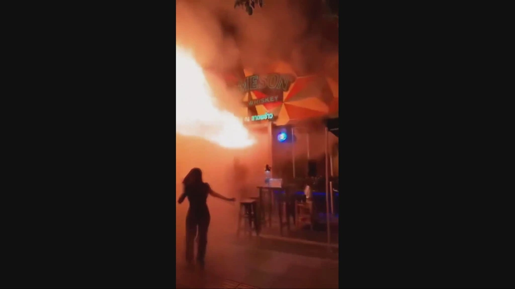 Tientallen doden door grote brand in café Bangkok