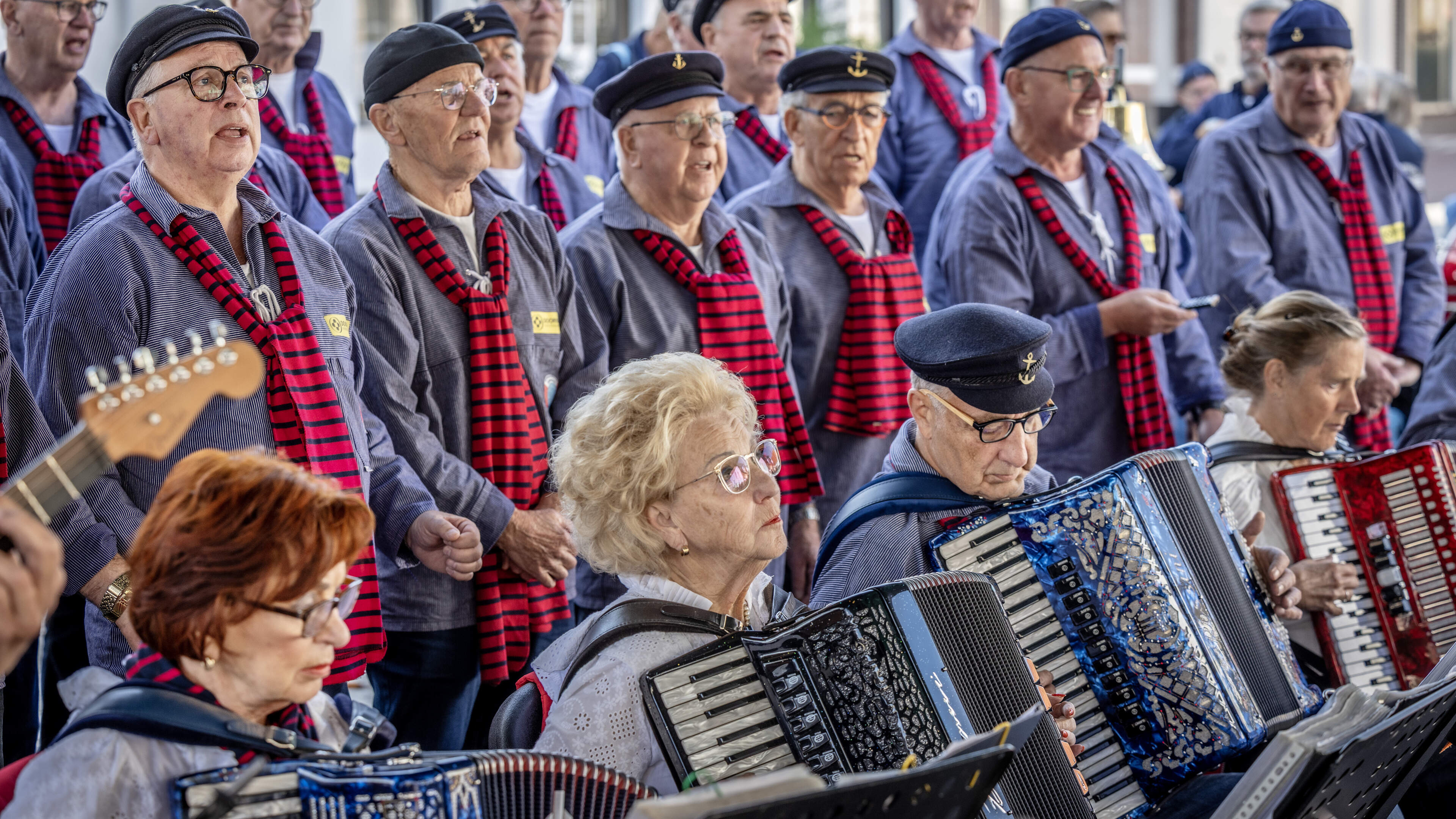Vals zingen op shantyfestival Zandvoort geen probleem, vrouwen eigenlijk wél: ’Maar draait om verbinding en gezelligheid’