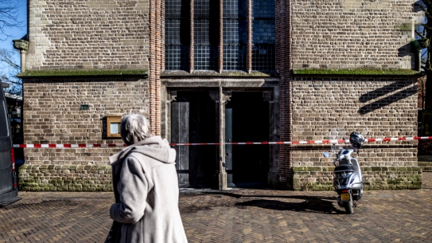 Brandstichting in drie Edese kerken: glas-in-loodramen en monumentale deuren zwaar beschadigd