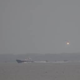 Gestrande wadlopers bij Ameland van wad gered met reddingsboten en helikopter