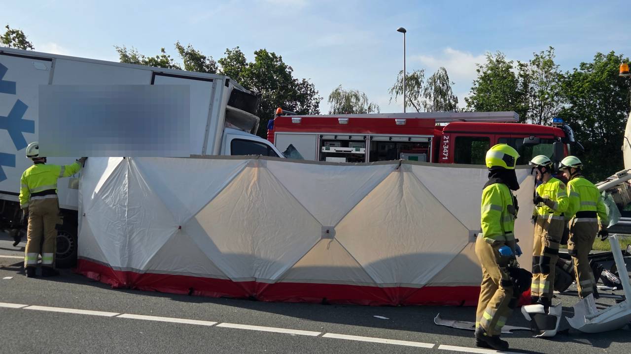 Dode bij ernstige botsing tussen bakwagen en vrachtauto op A59 bij Heesch