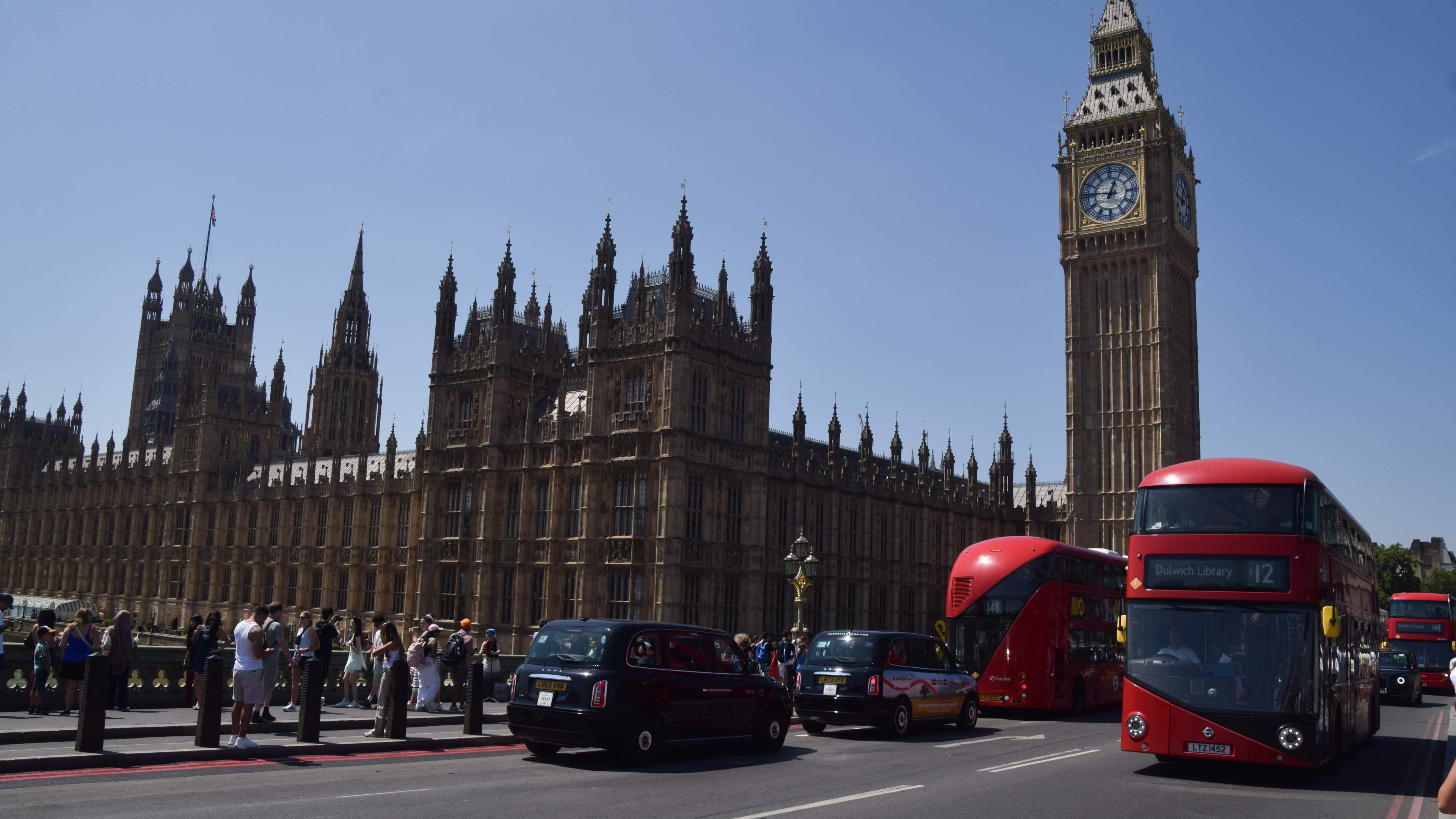 Britse premier Andy Burnham verlaagt maximumprijs voor buskaartjes in Engeland