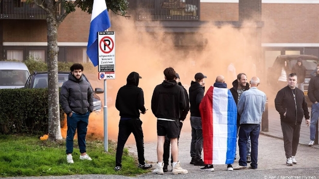 Eieren tegen ramen stadhuis Hoorn tijdens vergadering over azc