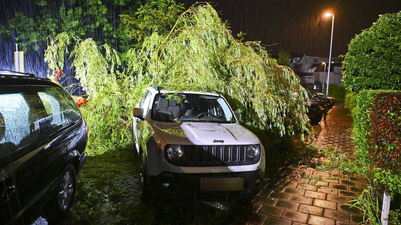 Zware buien teisteren Brabant: woningbranden en stormschade
