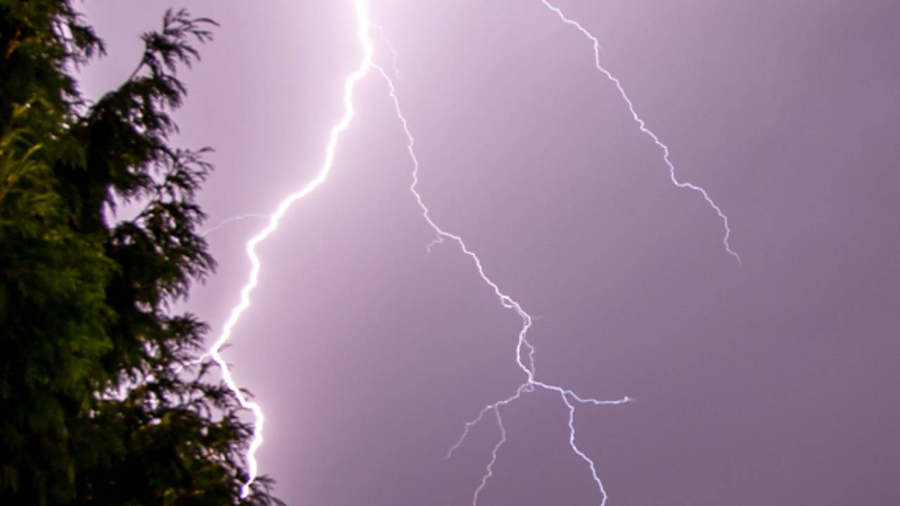 Waarschuwing voor stevig onweer: 'Kan op sommige plekken echt losgaan'