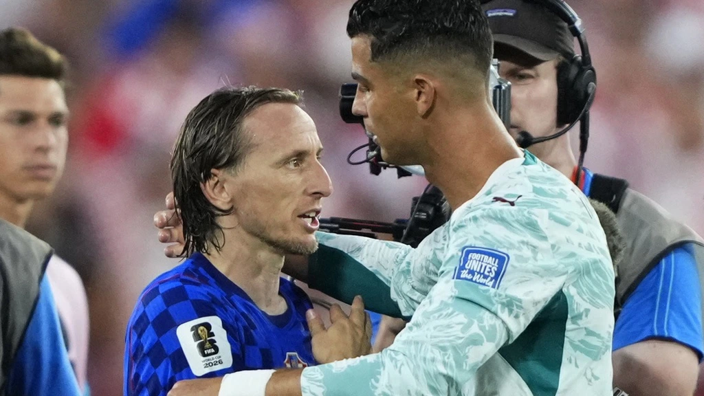 Voetbaliconen Modric en Ronaldo vinden elkaar op emotionele avond in Toronto