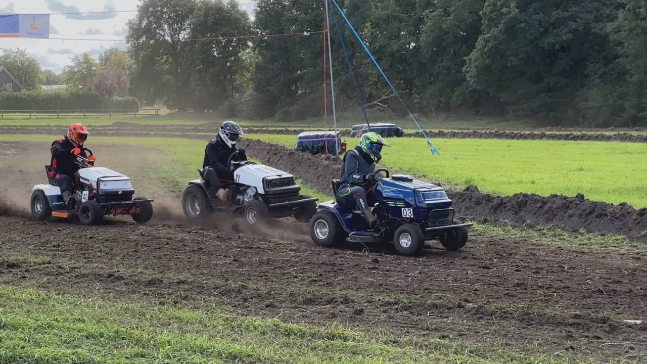 Waaghalzen genieten van NK Grasmaaierracen: 'Organiseren steeds moeilijker'
